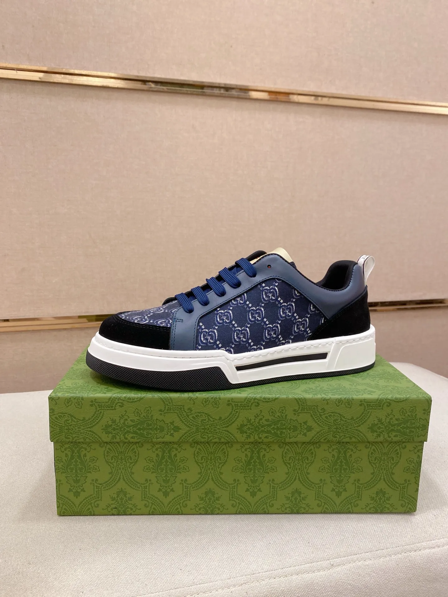 Men's shoes 💰 420 💰 High-quality new GUCCI counters are launched simultaneously. The new men's shoes, 😘fabrics are selected from imported cowhide, and the lining is sheepskin lining. 👍🏿 High-end ☄️ air-cushion molded anti-slip rubber outsole, exquisite lines, simple and elegant, comfortable and high-end for leisure travel. Code number: 38 to 44 (45 can be customized and cannot be returned or exchanged)
